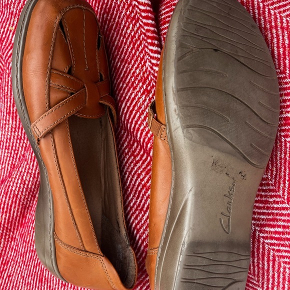 Clarks Women's Tan Leather Loafers w criss cross cutouts - Picture 3 of 8